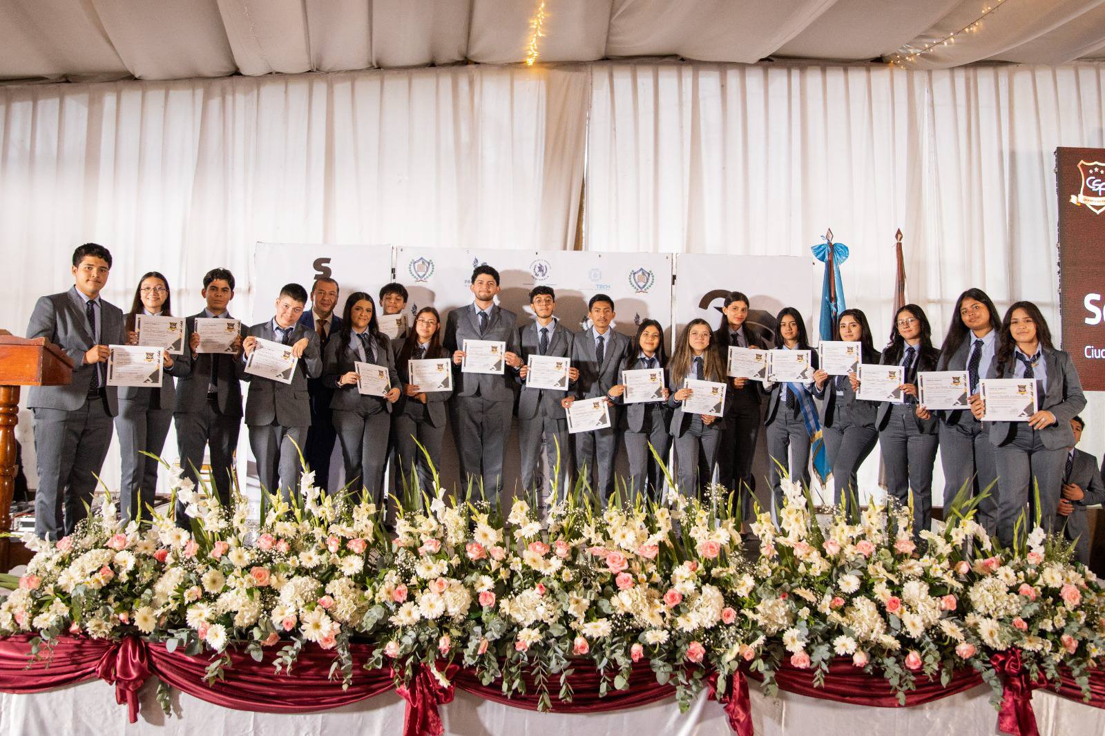 Estudiantes de Diversificado en actividades lúdicas